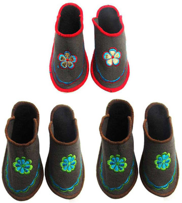 

Shree Sai Slippers, Multicolor