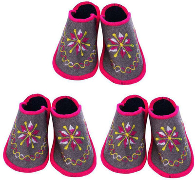 

Champaliya Slippers, Multicolor