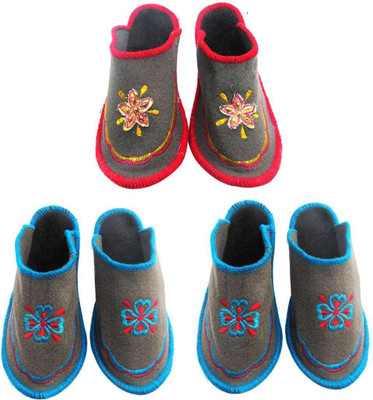 

Shree Sai Slippers, Multicolor