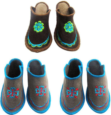 

Shree Sai Slippers, Multicolor