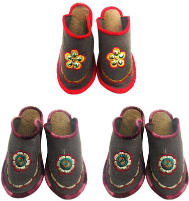 

Shree Sai Slippers, Multicolor