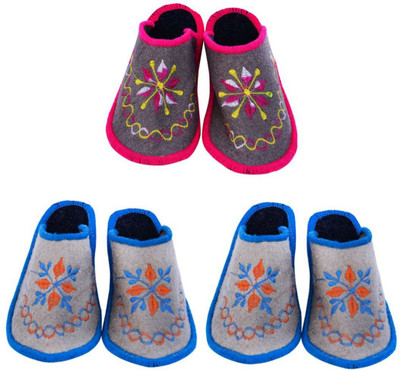

Shree Sai Slippers, Multicolor