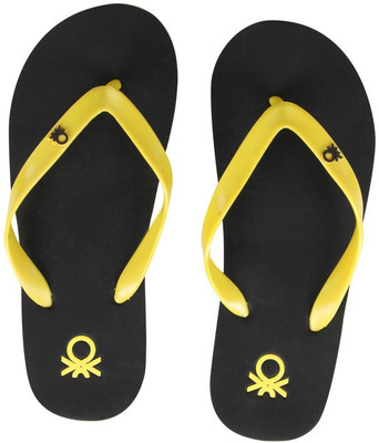 

United Colors of Benetton Flip Flops, Black::yellow