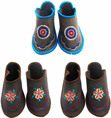 

Shree Sai Slippers, Multicolor