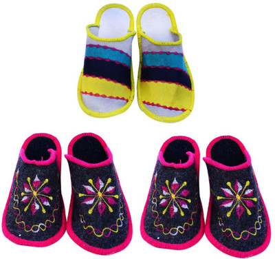 

Shree Sai Slippers, Multicolor