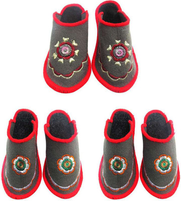 

Shilipi Perokars Slippers, Multicolor