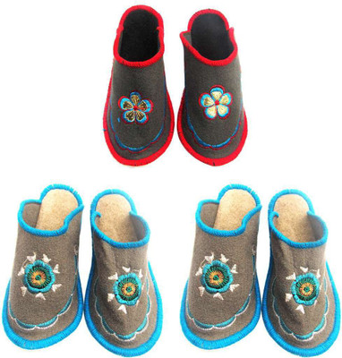 

Shree Sai Slippers, Multicolor