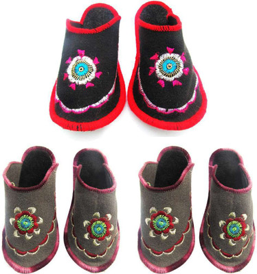 

Shree Sai Slippers, Multicolor