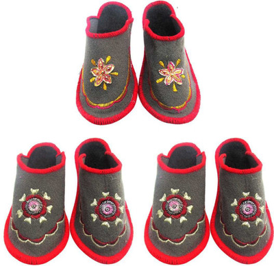 

Shree Sai Slippers, Multicolor