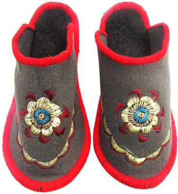 

Shree Sai Slippers, Multicolor