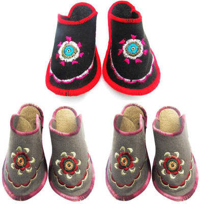 

Shree Sai Slippers, Multicolor