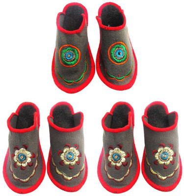 

Shree Sai Slippers, Multicolor
