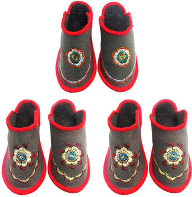 

Shree Sai Slippers, Multicolor