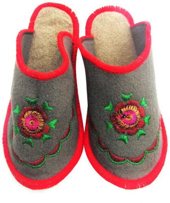 

Shree Sai Slippers, Multicolor