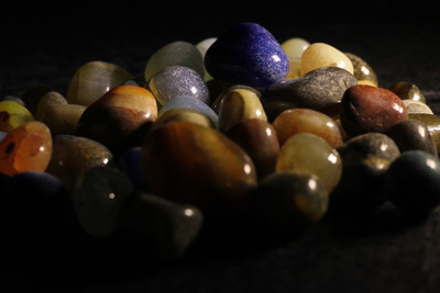 

Pebblewala PBLWLA022 Polished Asymmetrical Onyx Pebbles(Multicolor 980 g)