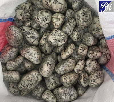 

RM 10-50mm Granite Lacquered White 5Kg Pebbles For Home Garden Lawn Pathway Indoor Outdoor Decoration Vase Filler Polished Asymmetrical Granite Pebbles(Black 4 kg)