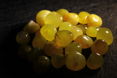 

Pebblewala PBLWLA011 Polished Asymmetrical Onyx Pebbles(Yellow 980 g)