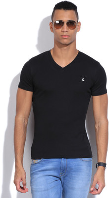 

United Colors of Benetton Solid Men' V-neck Black T-Shirt, 100