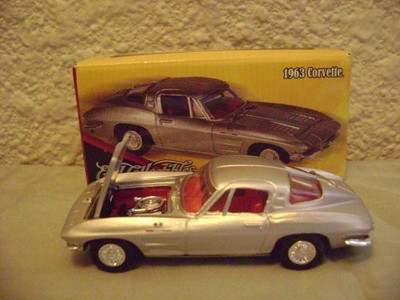 

General Motors Ertl Collectibles 1963 Chevy Corvette Sting Ray(Brown)