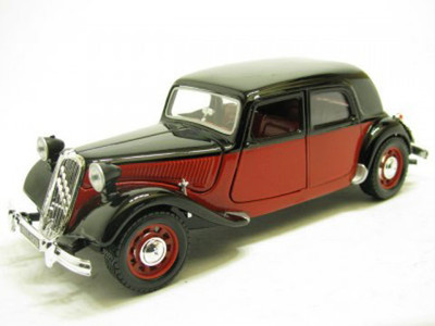 

Bburago 1:24 Citroen TA 15CV Diecast Model Car(Green, Maroon)