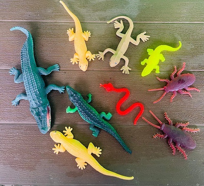 Tik C animal set toys crocodile lizard snake cockroach(Multicolor)