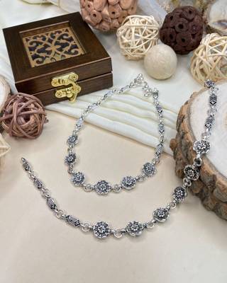 Designer anklets from tradition to fashion jewelry store