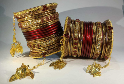 PARRAMBHA SANIRA Lac Crystal Bangle Set