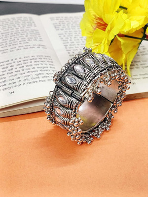 Kaima Alloy Pearl Silver Bangle Set