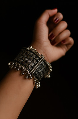 kiyu ziyu Stainless Steel Silver Coated Cuff