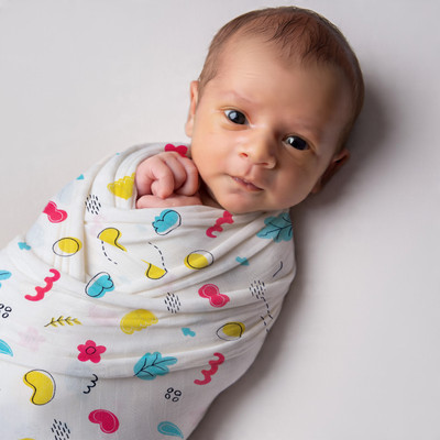 gigglyfy Baby Printed Crib Swaddling Baby Blanket for  Mild Winter(Muslin, White Shapes)