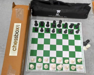 chessbox 17 Inch flexible chess mat with 2 extra queens and durable bag 43 cm Chess Board(Green)