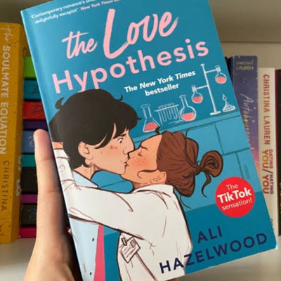 THE LOVE HYPOTHESIS: The Tiktok sensat(Paperback, Ali Hazelwood)