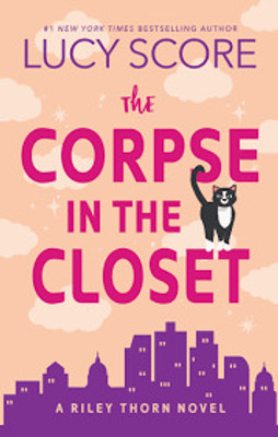 THE CORPSE IN THE CLOSET(Paperback, LUCY SCORE)