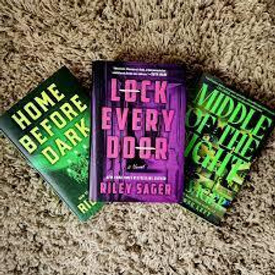 HOME LOCK MIDDLE 3 BOOK SET(Paperback, RILEY SAGER)