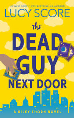 THE DEAD GUY NEXT DOOR(Paperback, Lucy Score)