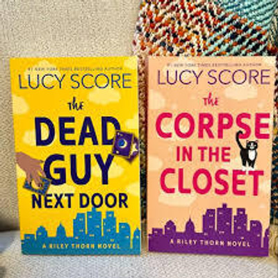 THE DEAD GUY AND CORPSE(Paperback, LUCY SCORE)