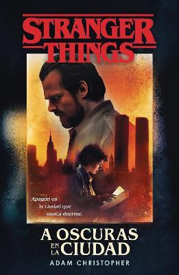 A oscuras en la ciudad: Stranger Things / Stranger Things: Darkness on the Edge of Town(Spanish, Paperback, Christopher Adam)