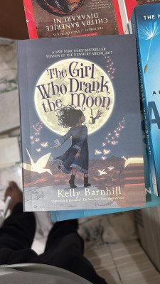 The girl who drank the moon(MantraCollection, Kelly Barnhill)