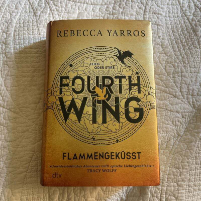 Fourth Wing - Best Selling PHENOMENON! (Free Bookmark Inside)(Paperback, Rebecca Yarros)