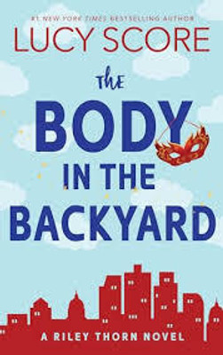 THE BODY IN THE BACKYARD(Paperback, LUCY SCORE)