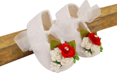 Daizy light weight booties with style for little feets. Booties(Toe to Heel Length - 13 cm, White)