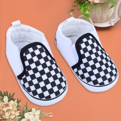 Baby Moo Booties(Toe to Heel Length - 11 cm, Black And White)