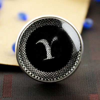 Kavove Alphabet 'Y' Brooch(Black)