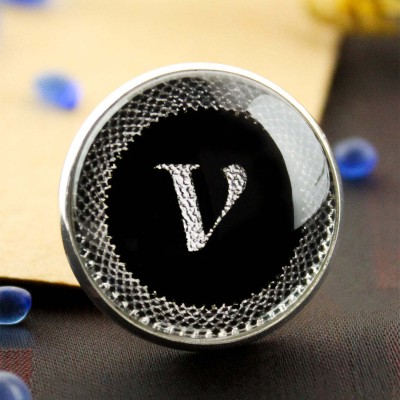 Kavove Alphabet 'V' Brooch(Black)