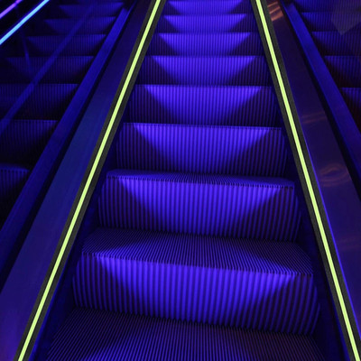 NIMYANK Anti-Slip Grip Tape Non-Slip Traction Tapes with Glow in the Dark Dark Strip In Middle Dispenser Dispenser anti slip glow tap Reduce the Risk of Slipping Indoor/Outdoor Stair Tread Step (Manual)(Set of 1, Black with Green Glow)