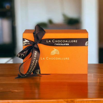 la chocoallure Elated PREMIUM GIft Box With Comb Of 1 Dark Chocolate & 1 White Chocolate (2 X 100G) Fudges(2 x 100 g)