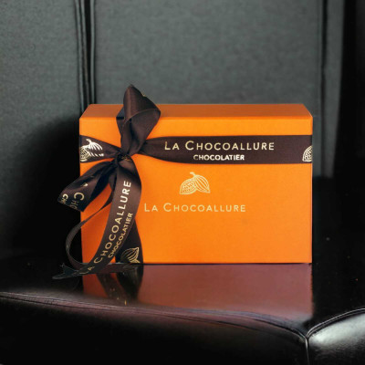 la chocoallure Balance PREMIUM GIft Box With Comb Of 1 Dark Chocolate & 1 White Chocolate (2 X 100G) Fudges(2 x 100 g)