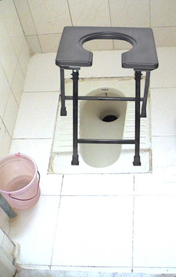 DARLIE Commode stool Foldable with anti skid rubber legs Commode Chair(Black)