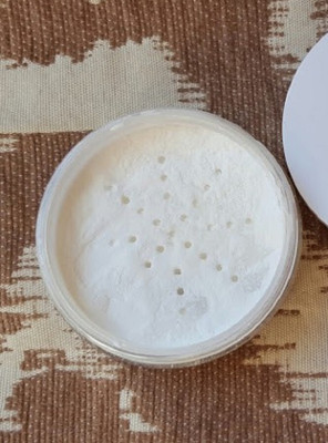 JANOST MATTIFYING LOOSE SETTING POWDER PACK OF 1 Compact(SNOW WHITE, 10 g)