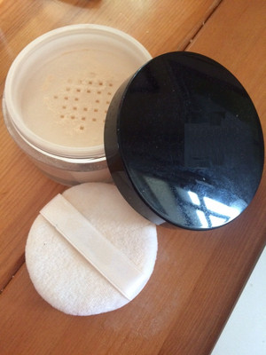 NADJA loose setting powder for a smooth finish - medium coverage Compact(LIGHT IVORY, 28 g)